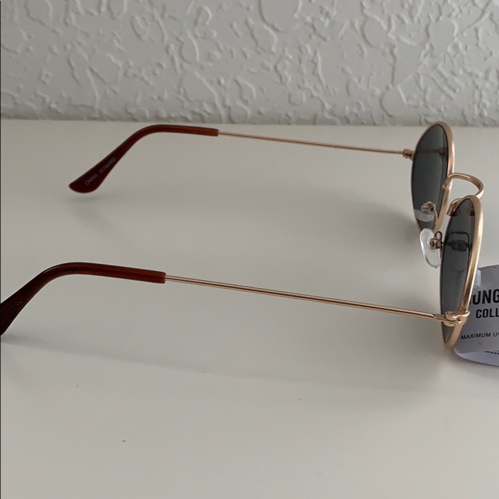 ๐ ๐ SUNGLASSES - Picture 3 of 8